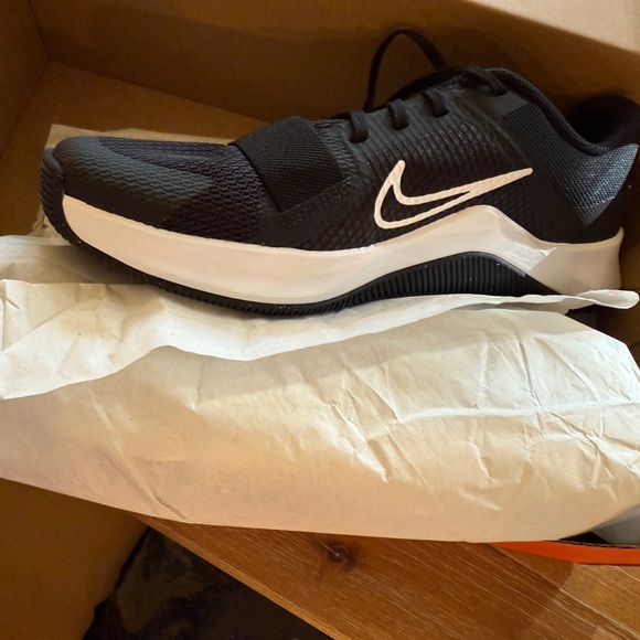Nike MC Trainer 2 Size 6.5 NEVER WORN in Box - Picture 2 of 3